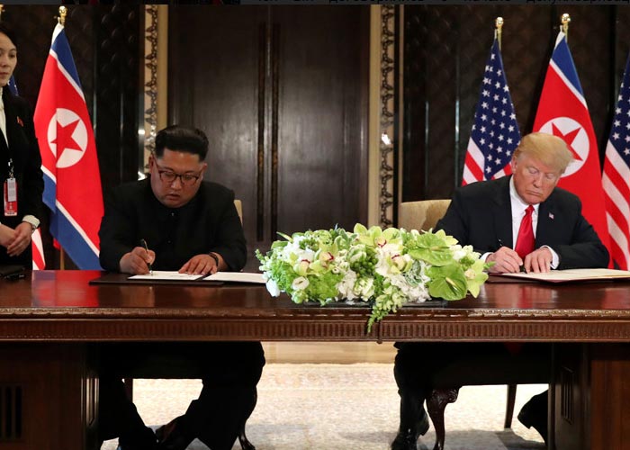 Дональд Трамп и Ким Чен Ын подписывают соглашение
