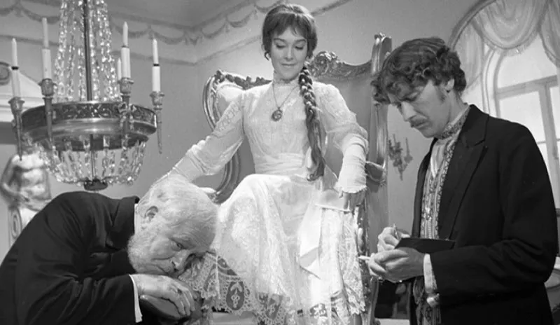 Александра Завьялова в фильме Тени исчезают в полдень