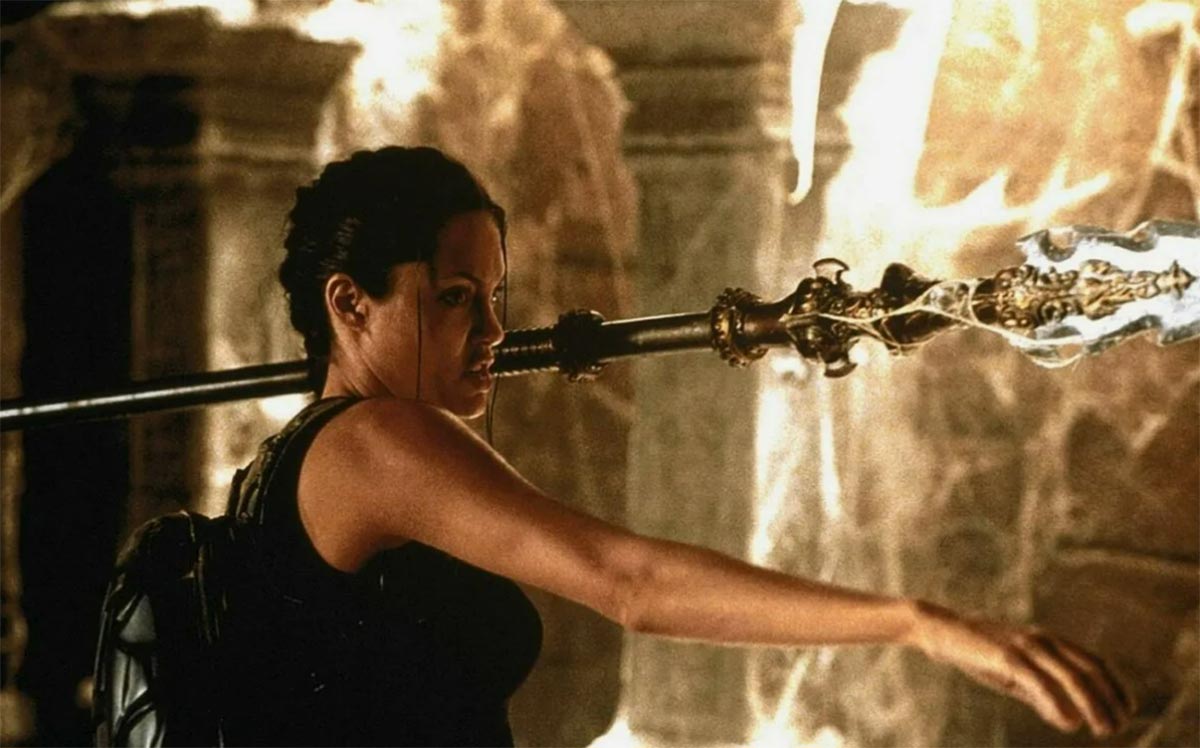 Анджелина Джоли в фильме Лара Крофт: Расхитительница гробниц Анджелина Джоли в фильме Лара Крофт: Расхитительница гробниц