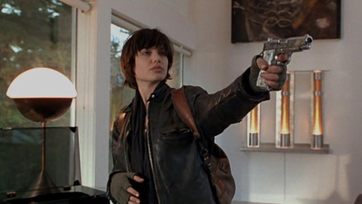 Анджелина Джоли в фильме Ложный огонь Анджелина Джоли в фильме Ложный огонь