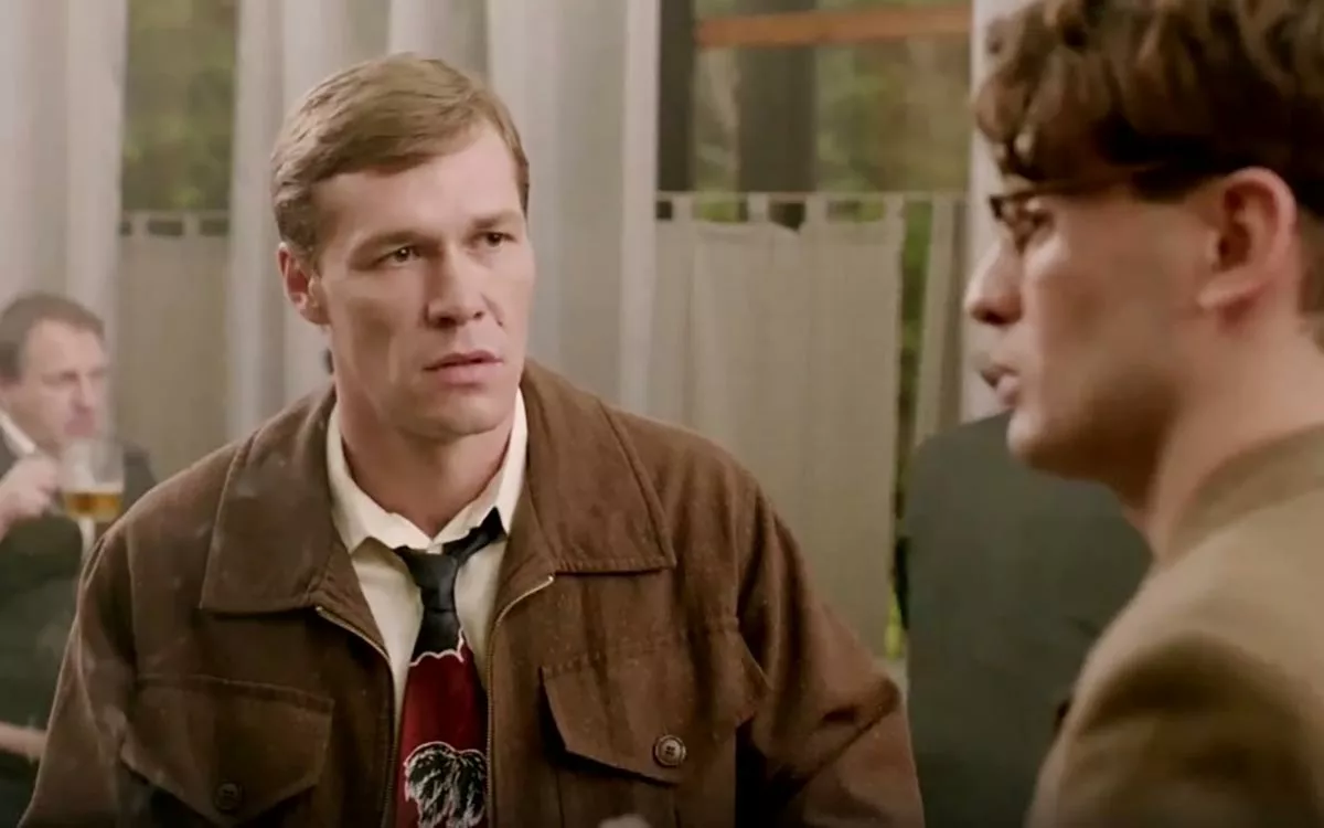 Артем Быстров в сериале Оптимисты Артем Быстров в сериале Оптимисты