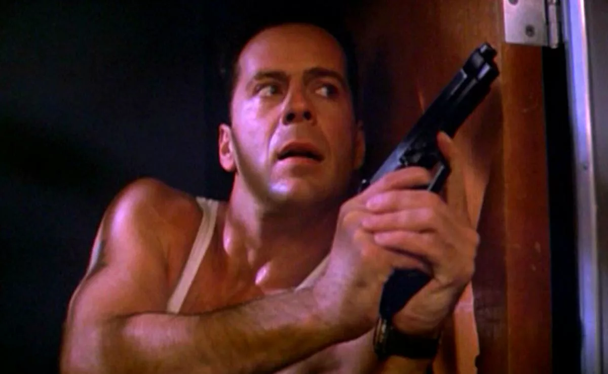 Брюс Уиллис в фильме Крепкий орешек Брюс Уиллис в фильме Крепкий орешек