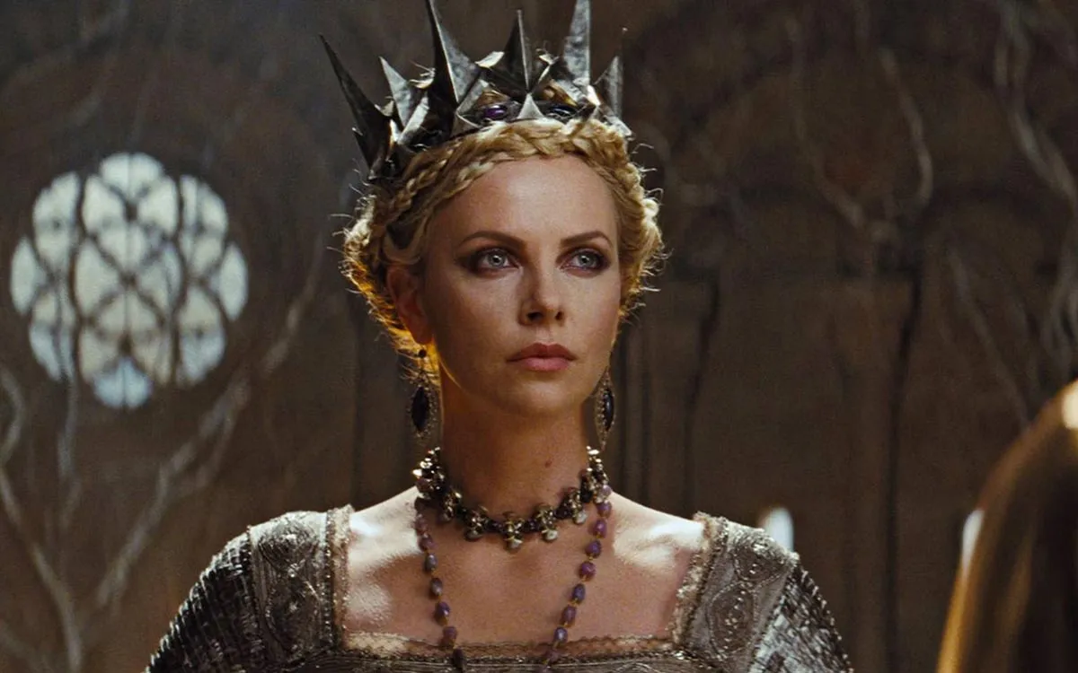 Шарлиз Терон в фильме Белоснежка и охотник