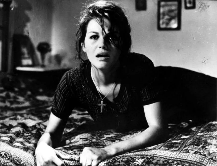 Клаудия Кардинале в фильме Проклятая путаница