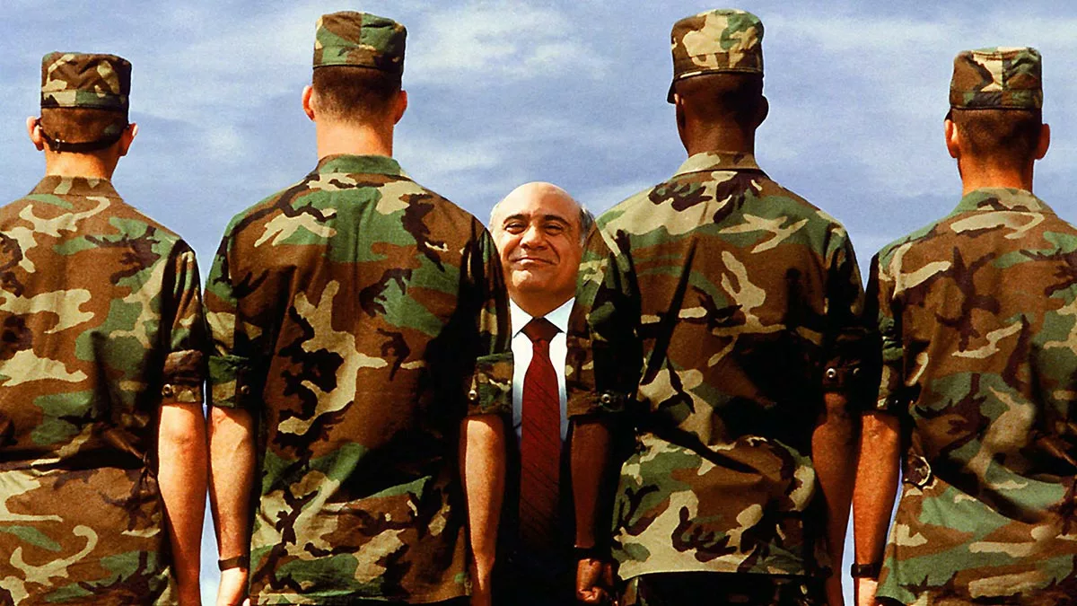 Дэнни ДеВито в фильме Человек эпохи Возрождения