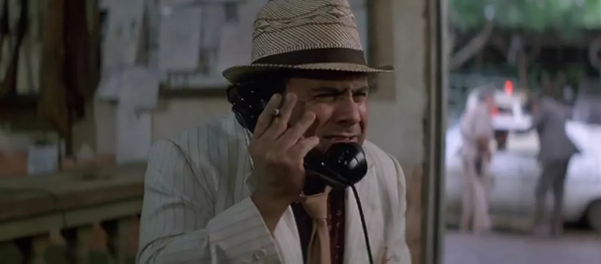 Дэнни ДеВито в фильме Роман с камнем