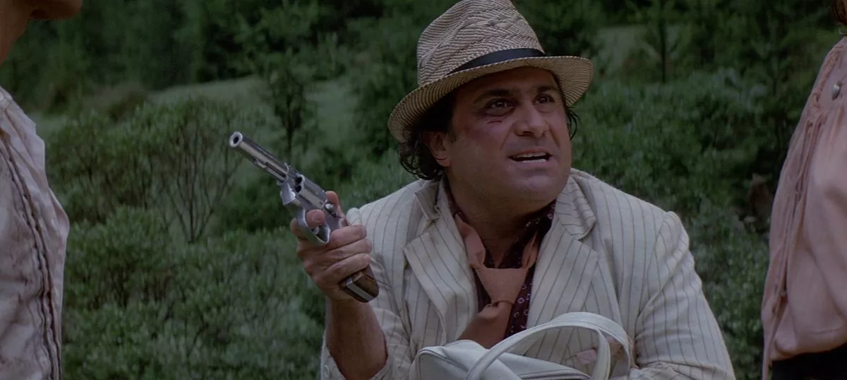 Дэнни ДеВито в фильме Роман с камнем 2