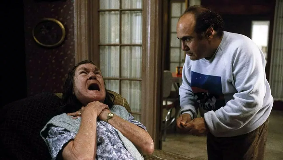 Дэнни ДеВито в фильме Сбрось маму с поезда 2