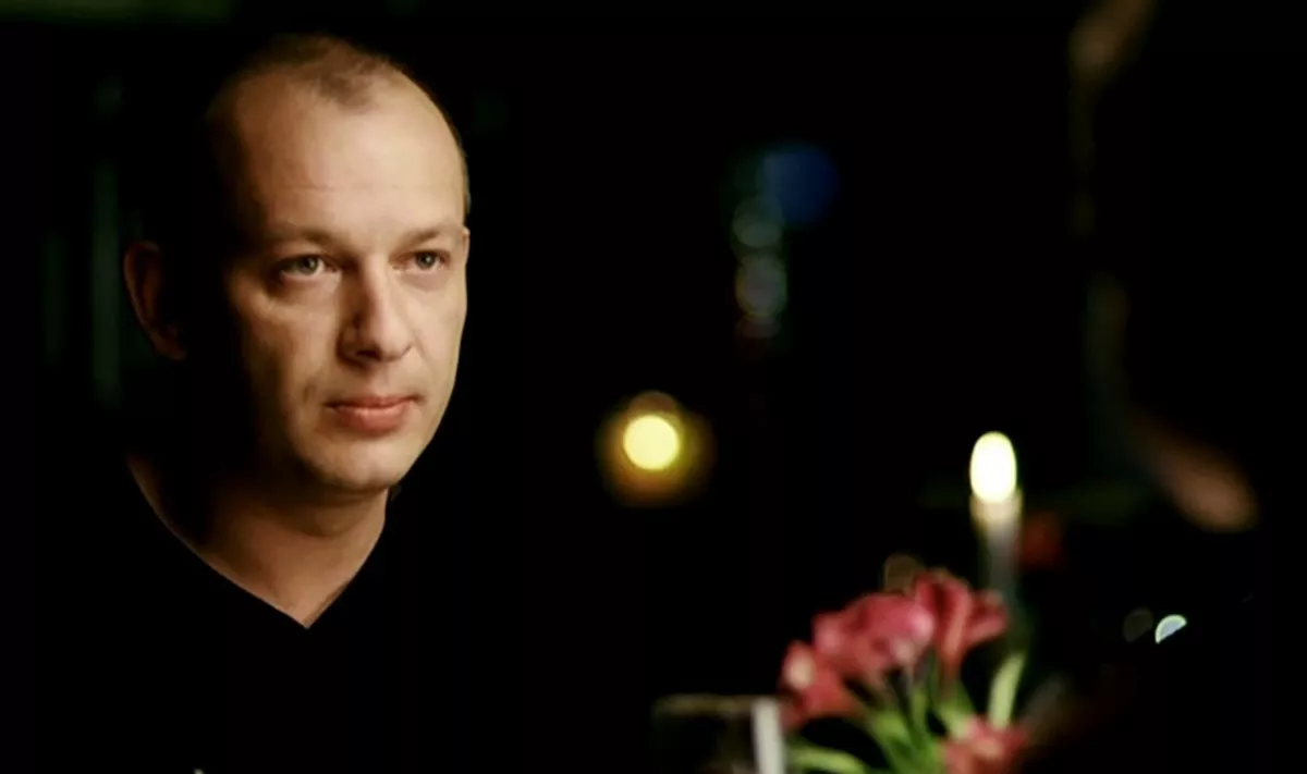 Дмитрий Марьянов в фильме Слушая тишину Дмитрий Марьянов в фильме Слушая тишину