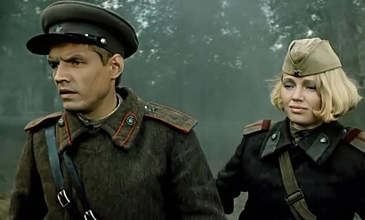 Елена Попова в фильме Батальоны просят огня