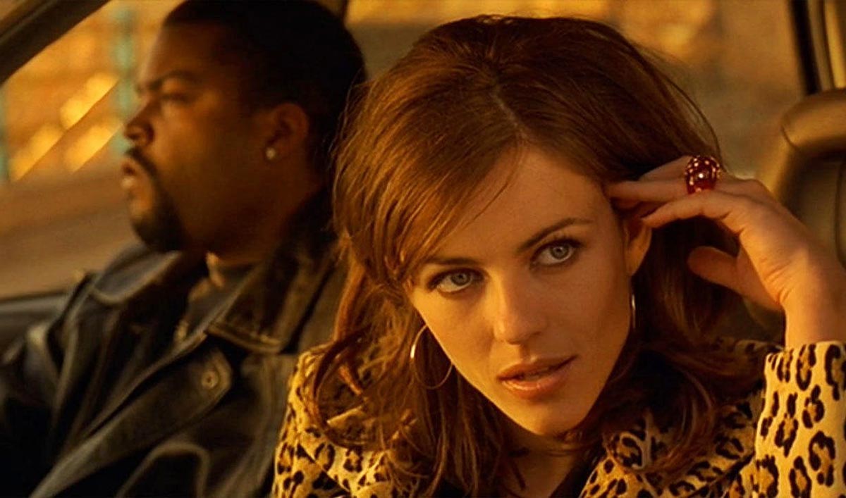 Элизабет Хёрли в фильме Опасная земля Элизабет Хёрли в фильме Опасная земля