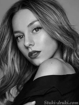 Эстер Экспосито