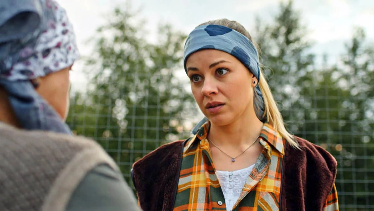 Олеся Фаттахова в сериале Сельский детектив. Яблоня раздора Олеся Фаттахова в сериале Сельский детектив. Яблоня раздора