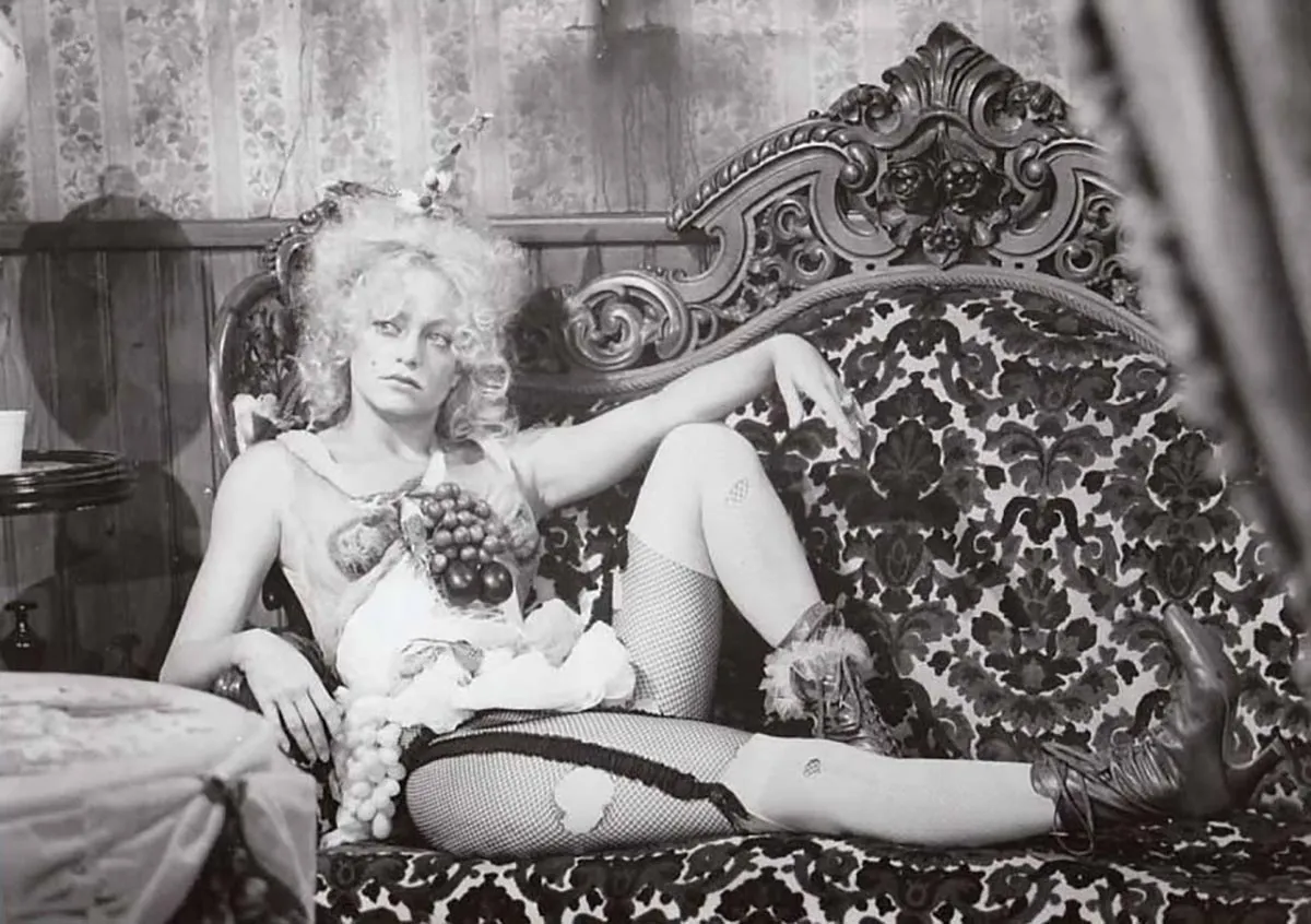 Голди Хоун в фильме Герцогиня и Грязный Лис