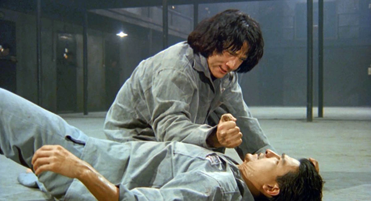 Джеки Чан в фильме Остров огня Джеки Чан в фильме Остров огня