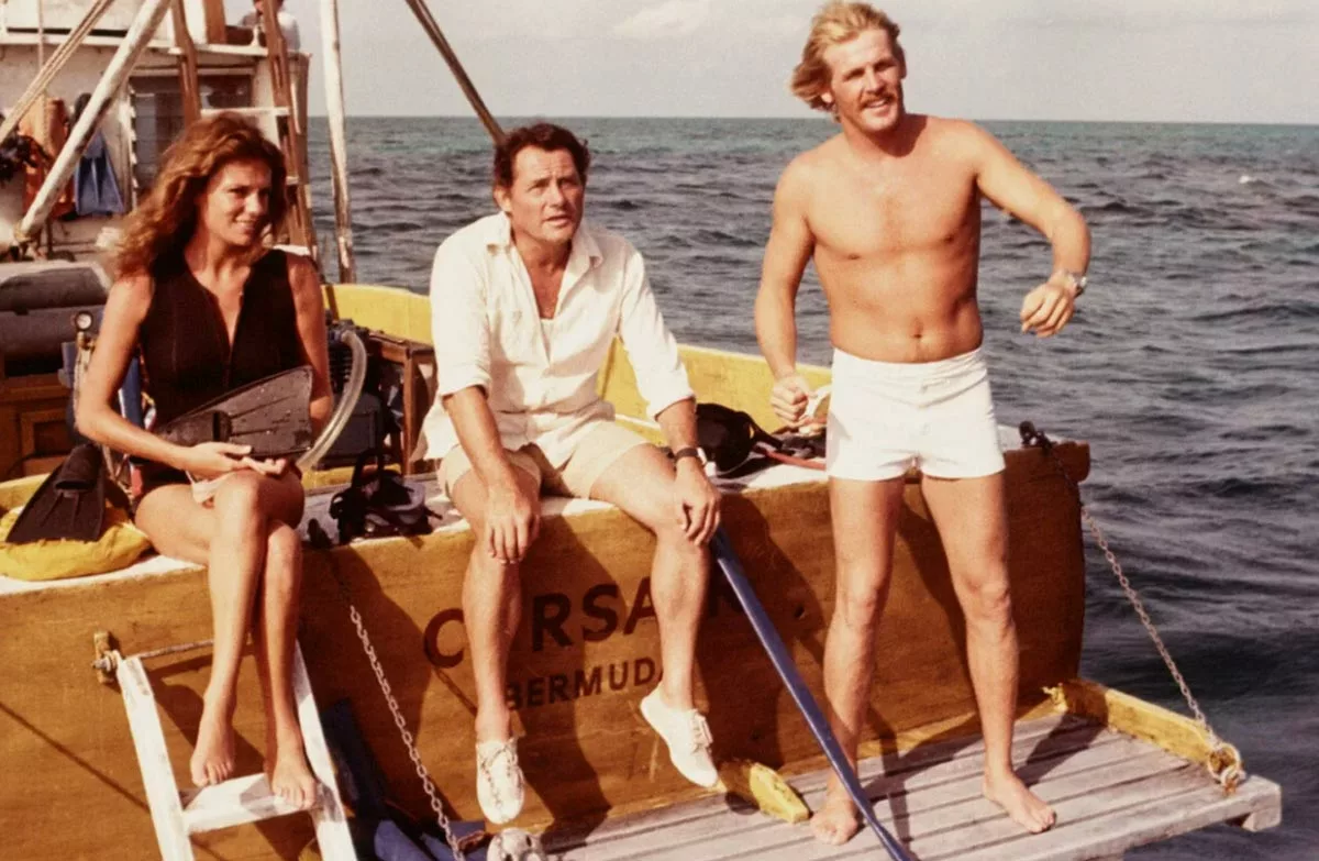 Жаклин Биссет в фильме Бездна 2