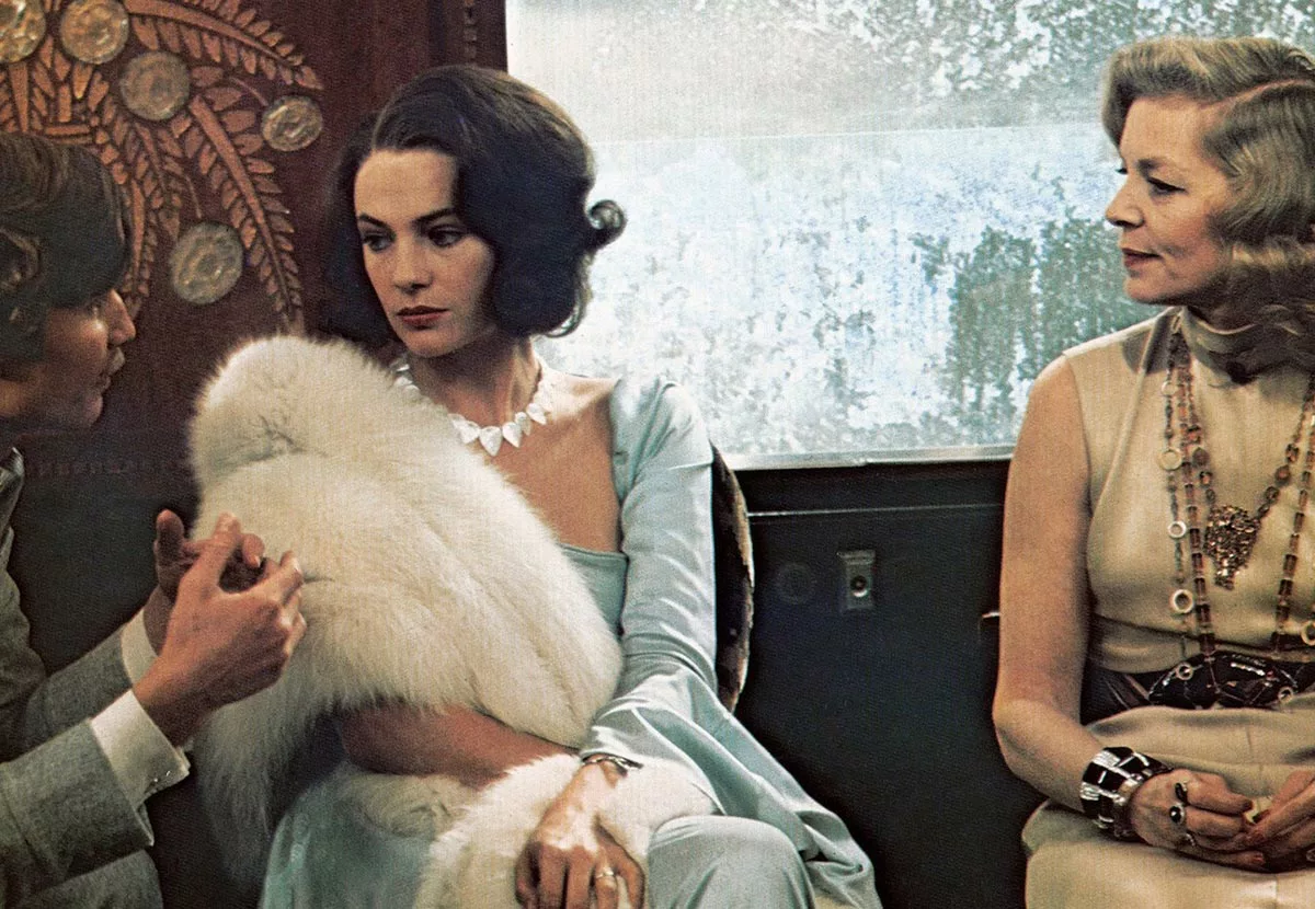 Жаклин Биссет в фильме Убийство в Восточном экспрессе 3