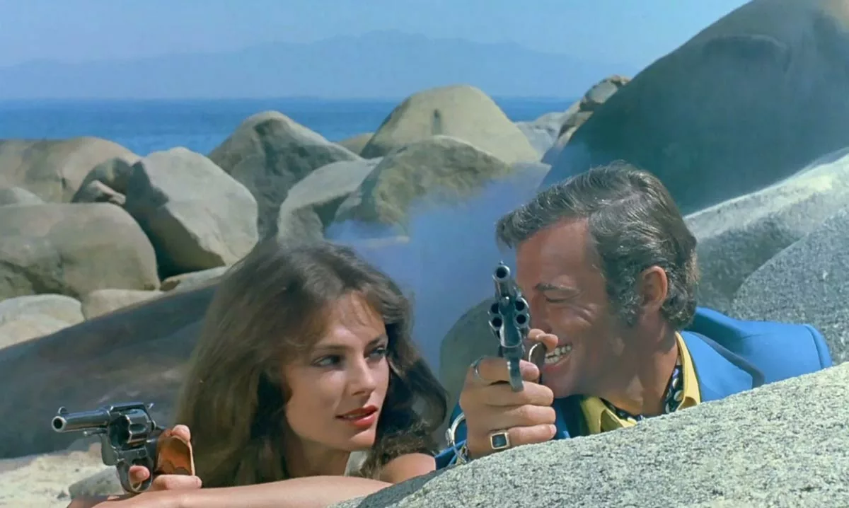 Жаклин Биссет в фильме Великолепный 4