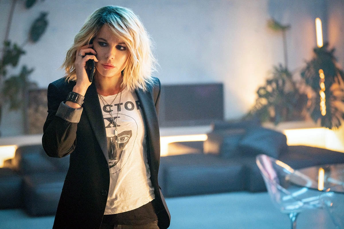 Кейт Бекинсейл в фильме Красотка на взводе Кейт Бекинсейл в фильме Красотка на взводе