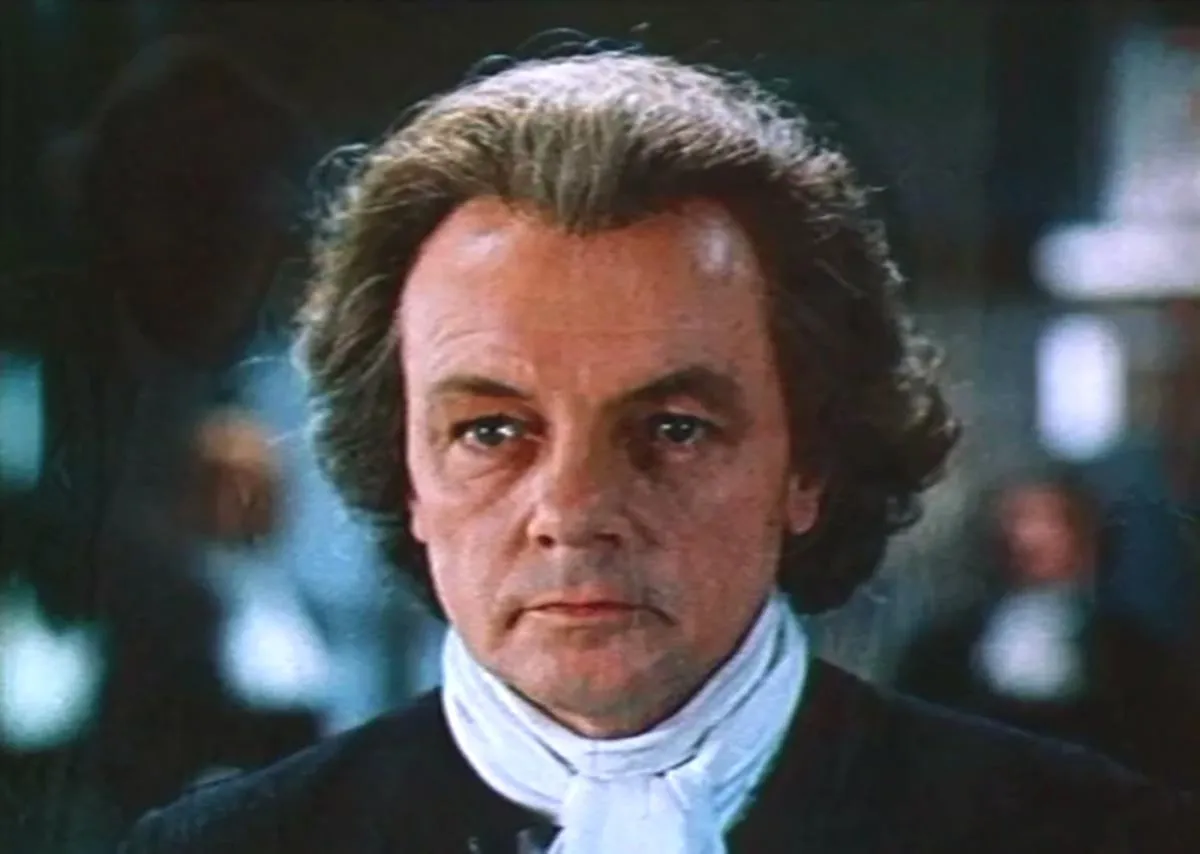 Кирилл Лавров в фильме Стакан воды