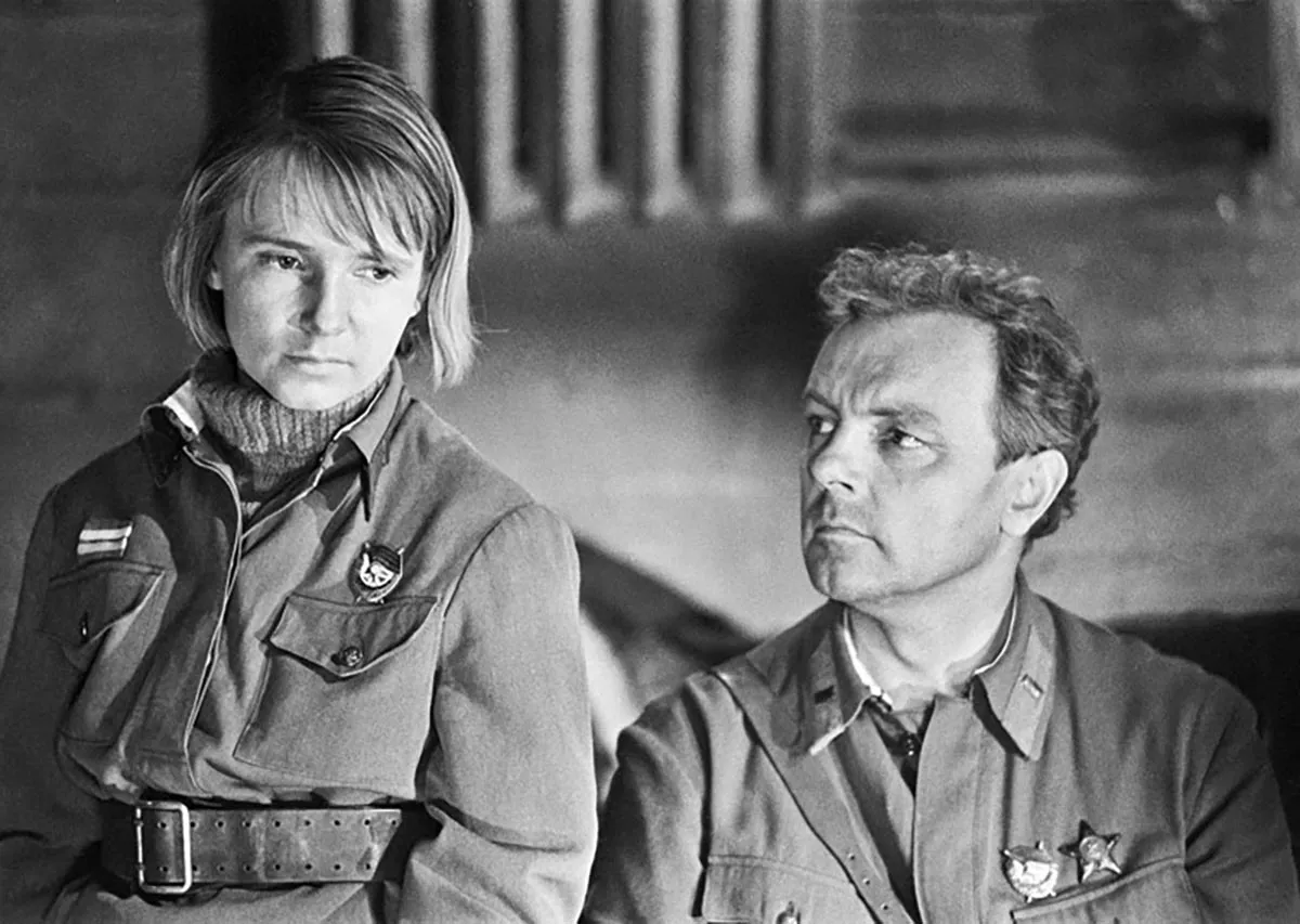 Кирилл Лавров в фильме Живые и мёртвые