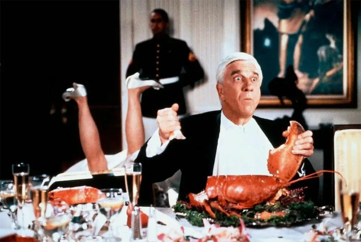 Лесли Нильсен в фильме Голый пистолет 3