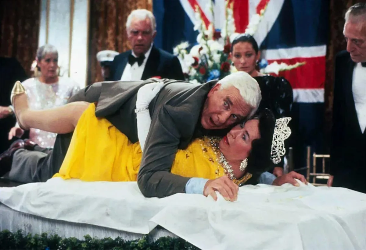 Лесли Нильсен в фильме Голый пистолет 4