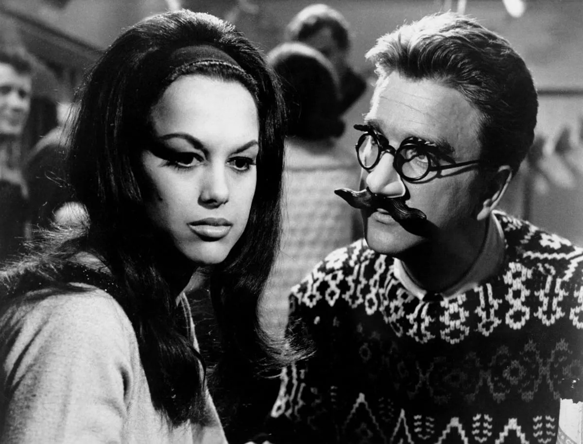 Лесли Нильсен в фильме Ночной поезд до Парижа