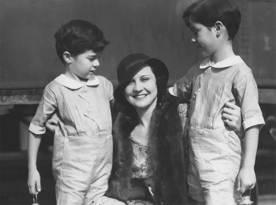 Лита Грей с сыновьями