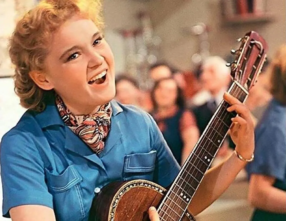 Людмила Гурченко в фильме Девушка с гитарой