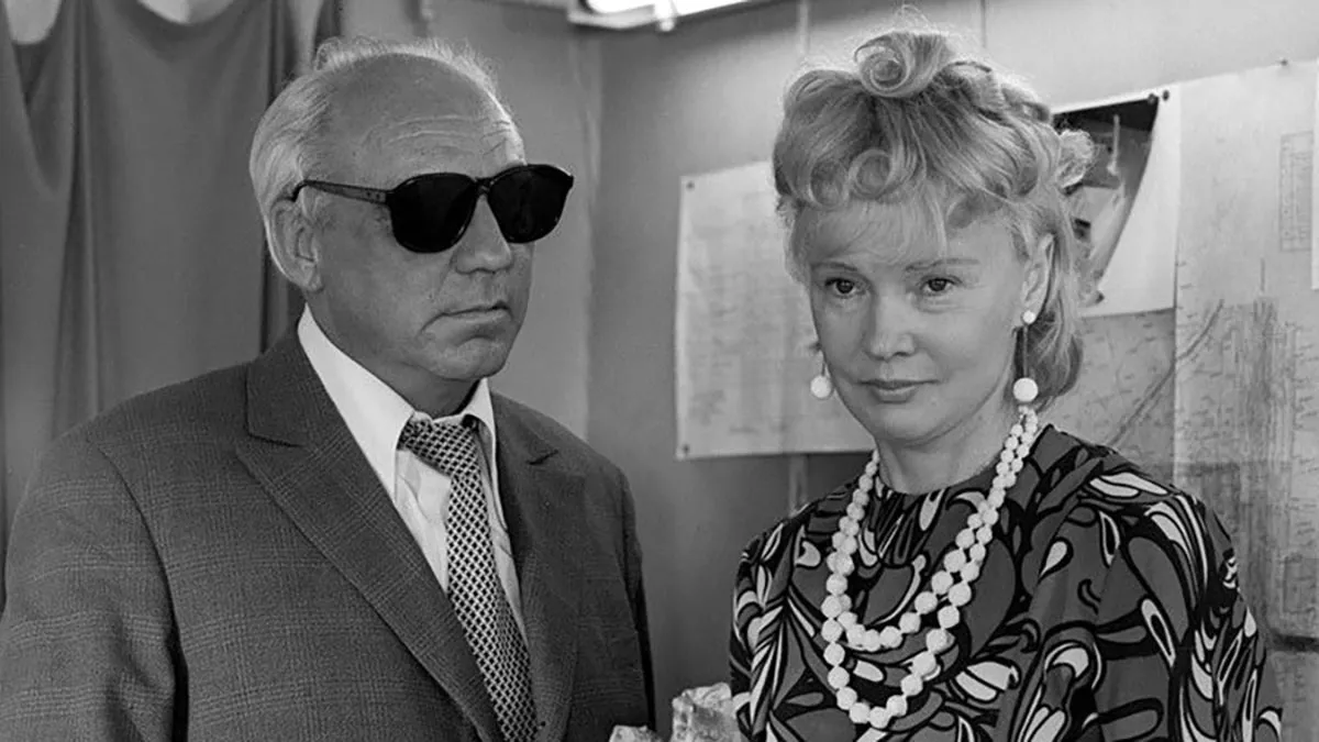 Людмила Гурченко в фильме Уходя - уходи