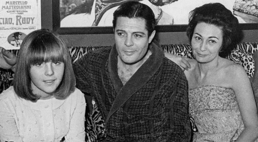 Марчелло Мастроянни и Флора Карабелла с дочерью Барбарой