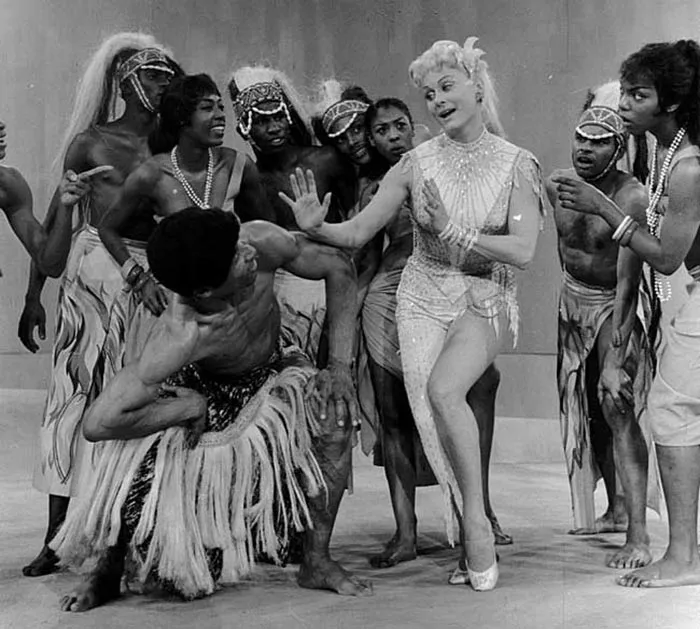 Марика Рёкк в фильме Сцена свободна для Марики Марика Рёкк в фильме Сцена свободна для Марики