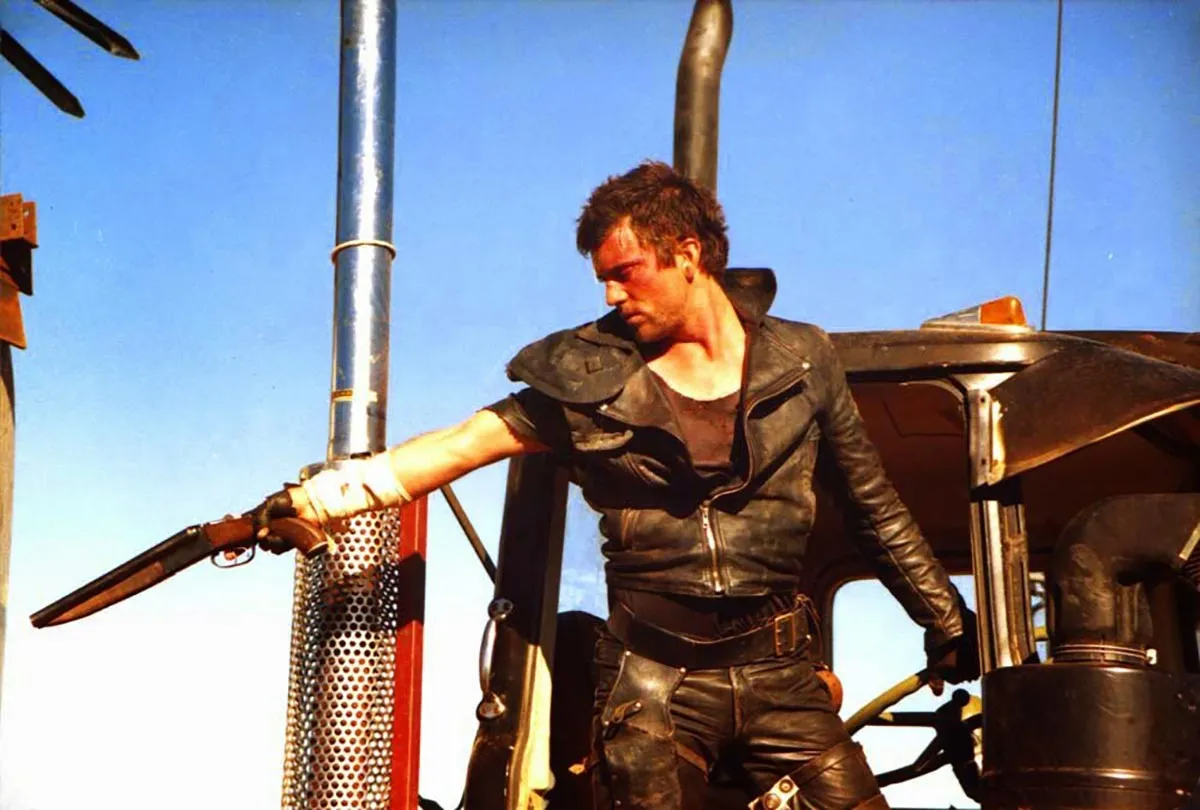 Мел Гибсон в фильме Безумный Макс 2: Воин дороги Мел Гибсон в фильме Безумный Макс 2: Воин дороги