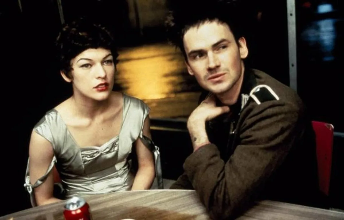 Милла Йовович в фильме Отель Миллион долларов Милла Йовович в фильме Отель Миллион долларов