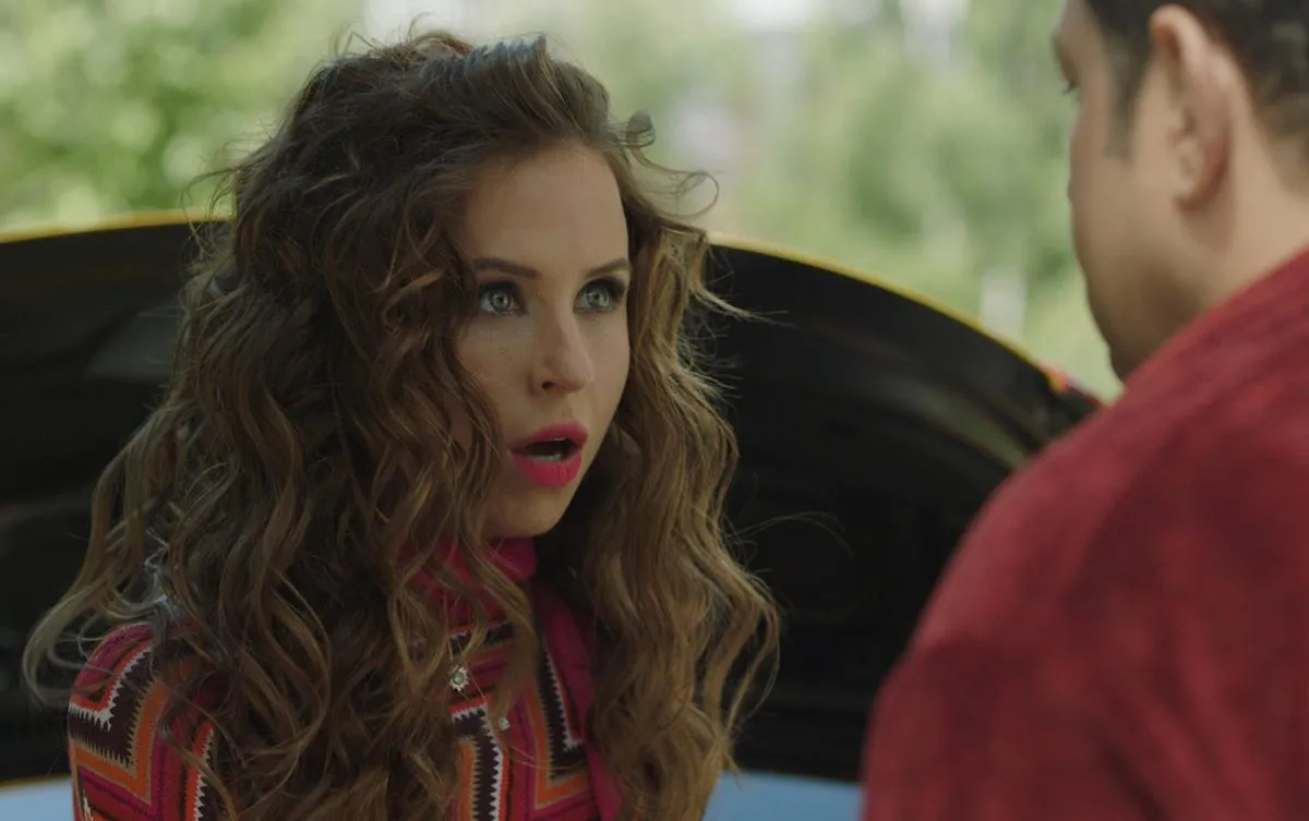 Мирослава Карпович в фильме Мальдивы подождут