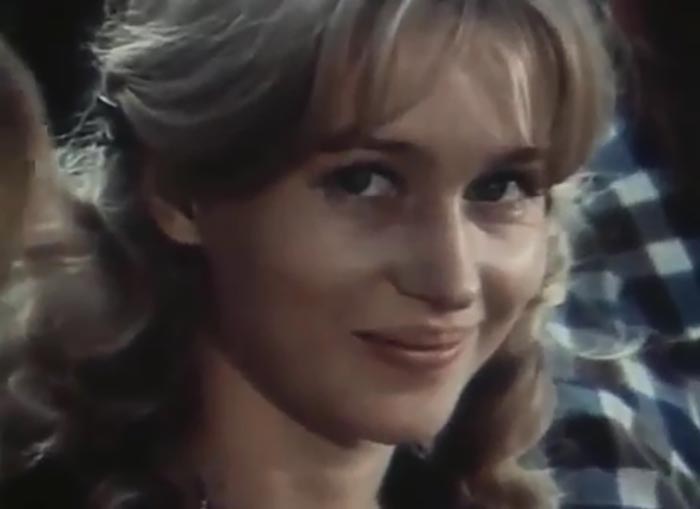 Ольга Сирина в фильме Тепло родного дома Ольга Сирина в фильме Тепло родного дома