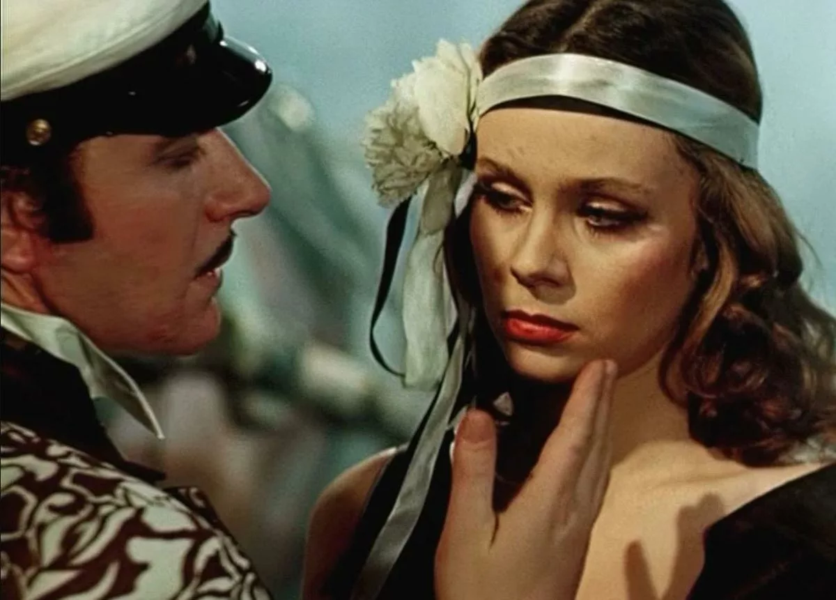 Любовь Полищук в фильме 12 стульев Любовь Полищук в фильме 12 стульев