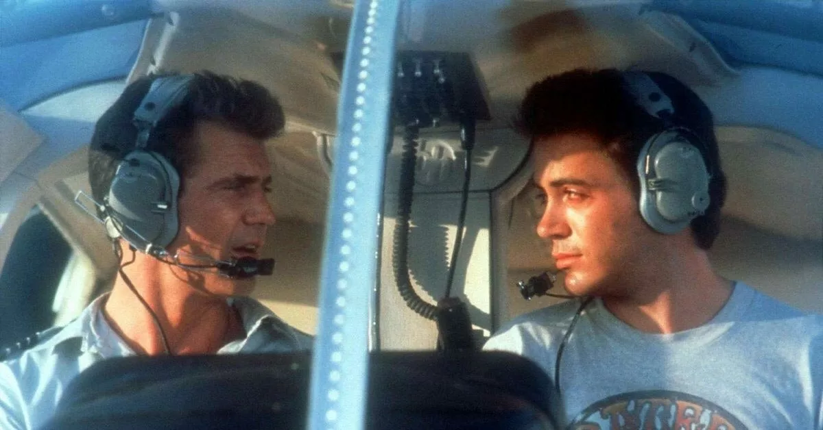 Роберт Дауни младший в фильме Эйр Америка