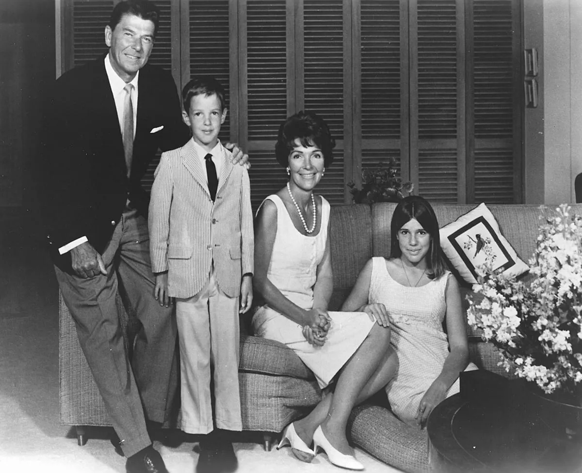Рональд Рейган и Нэнси Рейган с детьми