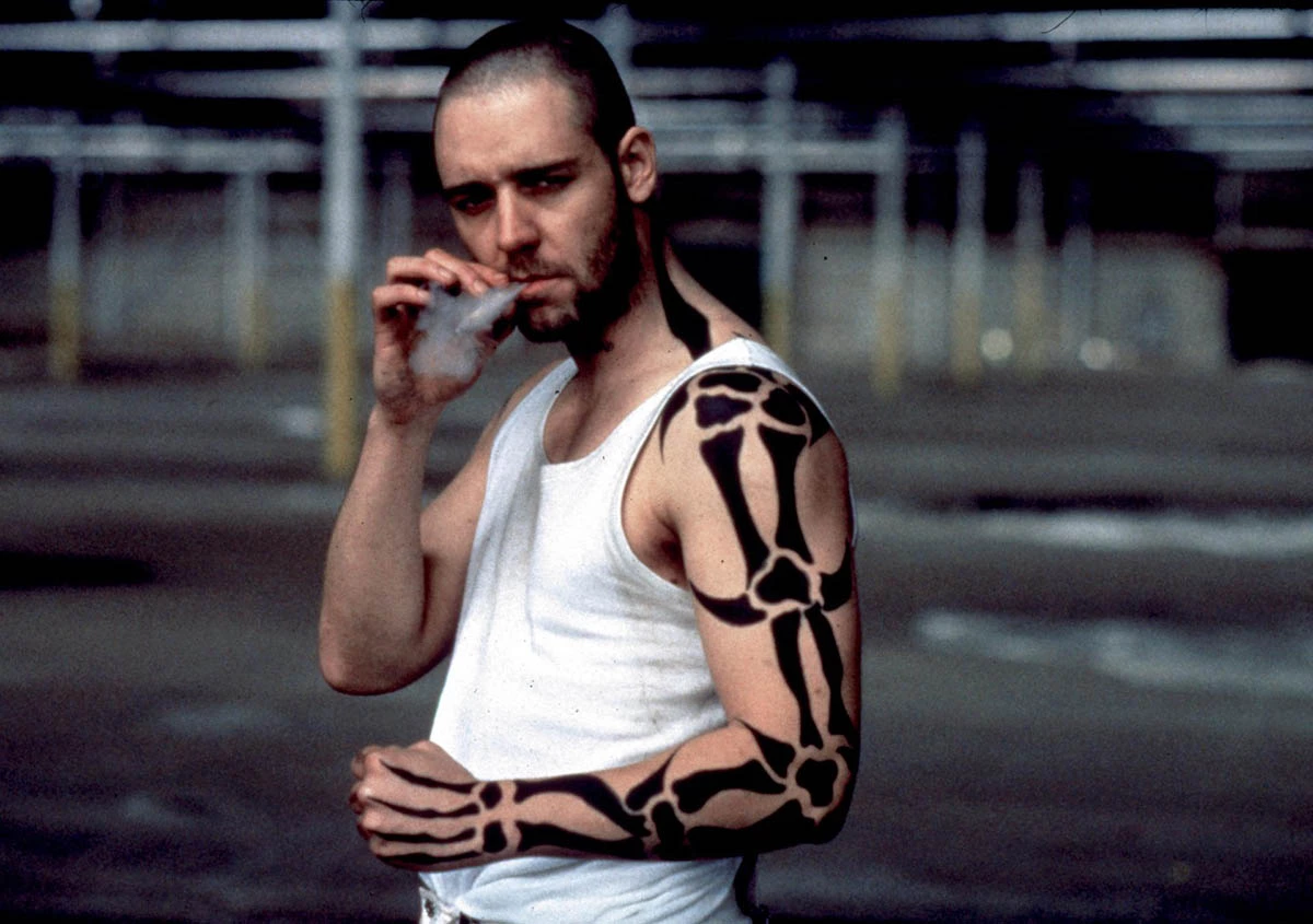 Расселл Кроу в фильме Бритоголовые Расселл Кроу в фильме Бритоголовые