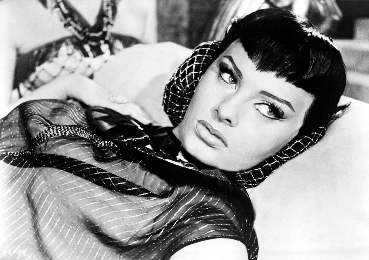 Софи Лорен в фильме Две ночи с Клеопатрой Софи Лорен в фильме Две ночи с Клеопатрой