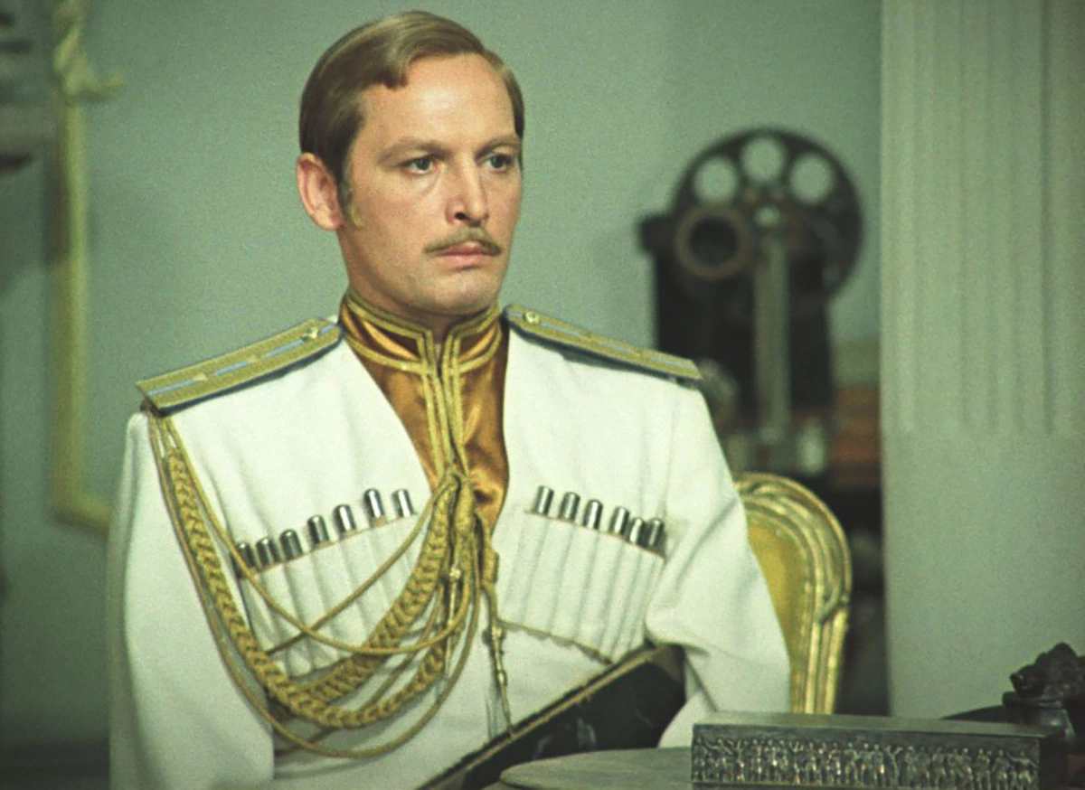 Василий Лановой в фильме Дни Турбиных Василий Лановой в фильме Дни Турбиных