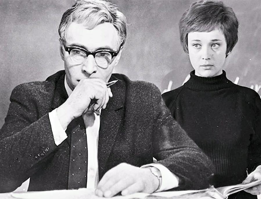 Вячеслав Тихонов в фильме Доживем до понедельника Вячеслав Тихонов в фильме Доживем до понедельника