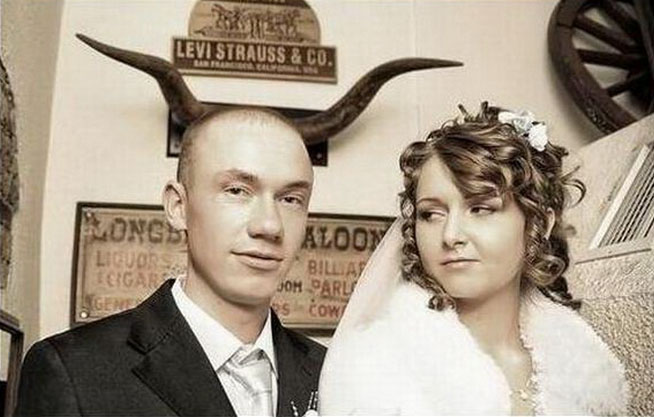 Жених и невеста, на заднем фоне жениха большие рога