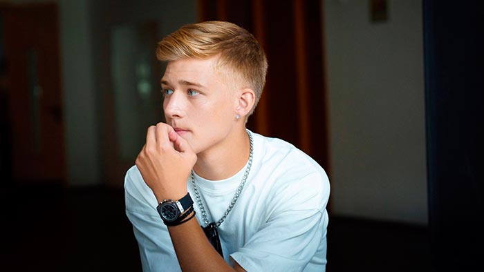 кадр 16 лет и 9 месяцев 8