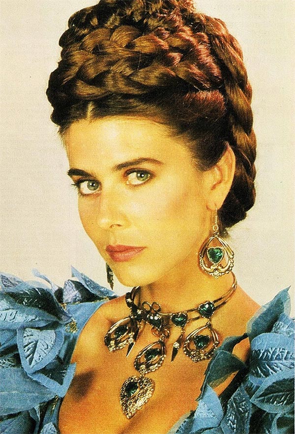 Юбка киген жалаңаш брюнетка