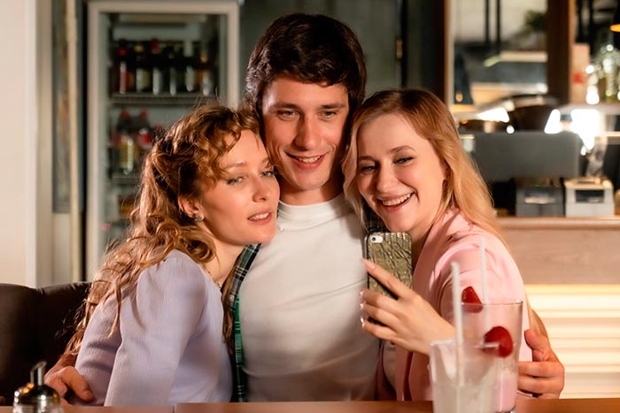 Кадр из сериала Комната роз кадр Комната роз 2