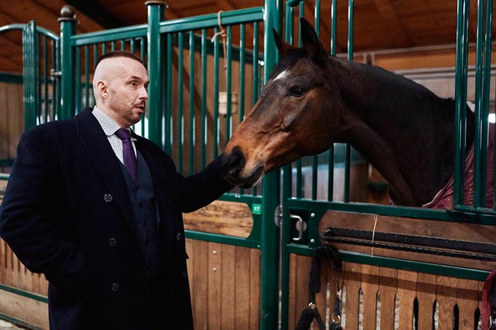 кадр Переведи её через Майдан 5