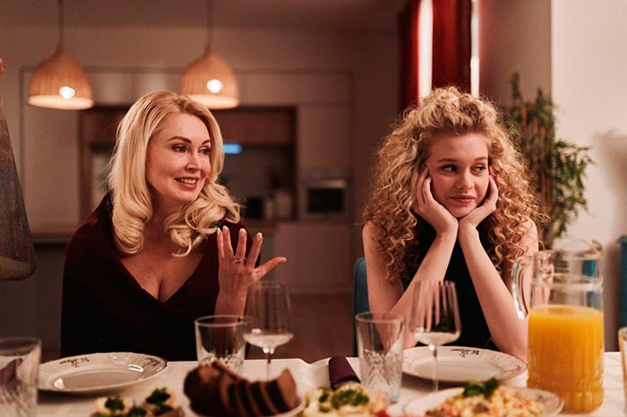 кадр Переведи её через Майдан 9